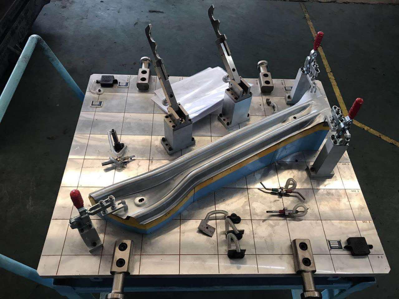 三坐標(biāo)測量機如何對汽車沖壓件進行矢量檢測(圖1) 三坐標(biāo)測量機如何對汽車沖壓件進行矢量檢測(圖1)